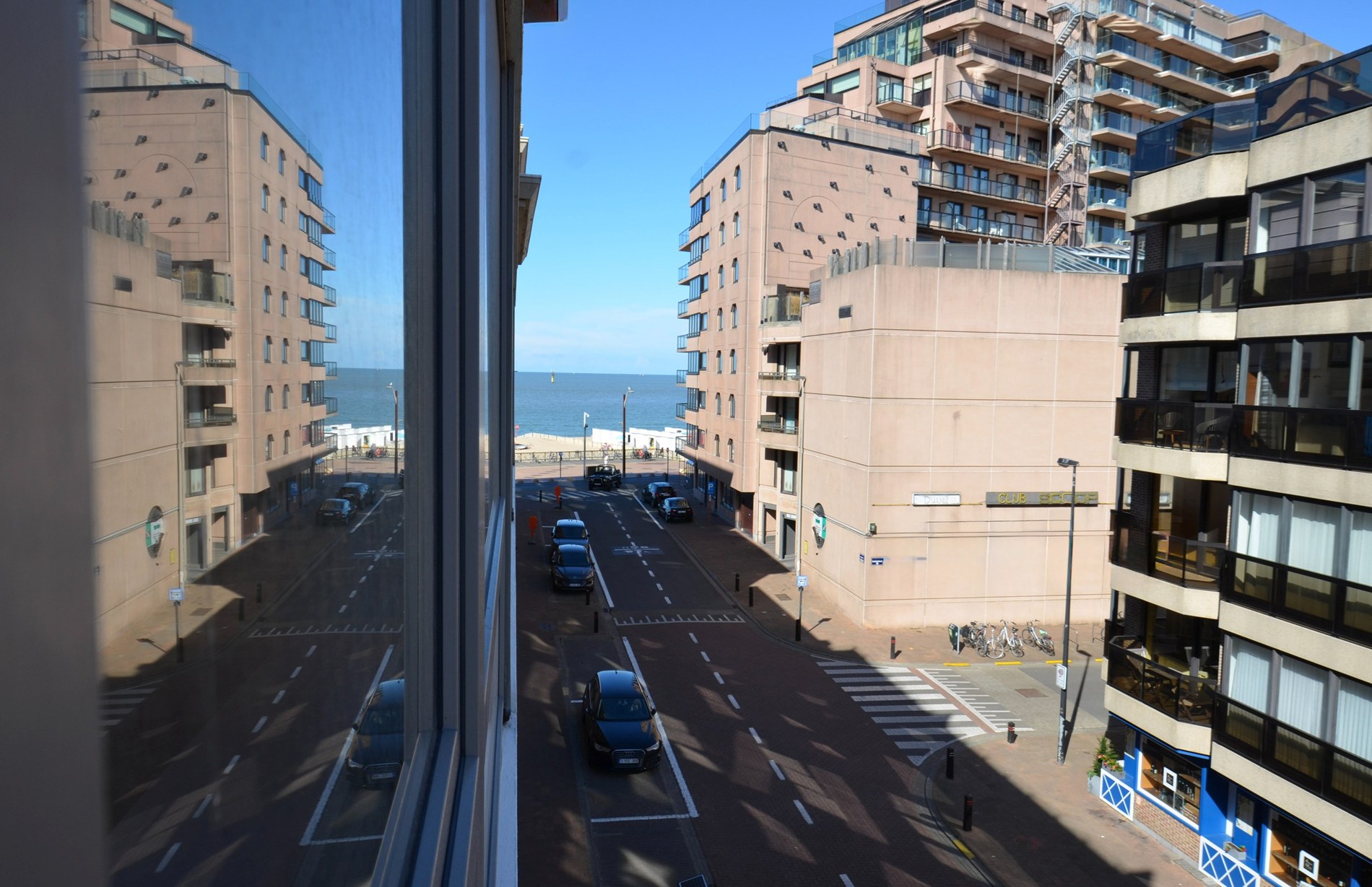 Volledig gerenoveerd, lichtrijk appartement op wandelafstand van zee en het commercieel centrum. - foto 2