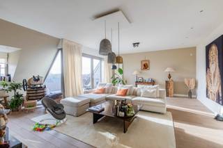 Dit uitzonderlijk ruime duplex appartement is gelegen op de 3de verdieping van een verzorgd gebouw en is bereikbaar met de lift. Het...