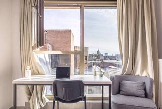 Deze twee prachtige studentenkamers van elk 25 m², gelegen in het recente studentencomplex UNEST Erasmus dat in 2023 is gebouwd, bieden een uitstekende investeringskans in een van de meest gewilde universiteitswijken van Brussel.<br />De woningen bestaan uit een lichte woonruimte met een slaapgedeelte, een kitchenette (kookplaten, afzuigkap, koelkast, spoelbak en opbergruimte) en een eigen doucheruimte met toilet en wastafel. Modern, functioneel en perfect geoptimaliseerd: deze woningen voldoen volledig aan de verwachtingen van de studenten van vandaag.<br />De residentie biedt een bijzonder aantrekkelijke leefomgeving dankzij de talrijke gemeenschappelijke ruimtes: fitnessruimte, verschillende studiezalen, gemeenschappelijke keuken, ontspanningsruimte, speelkamer met biljarttafel, wasruimte, fietsenstalling en een gezellige binnenplaats, die zowel academisch succes als gezelligheid bevorderen.<br />De strategische ligging, vlak bij de Erasmus-campus, Brussel-Zuid, het openbaar vervoer, winkels en de belangrijkste verkeersaders, zorgt voor een uitstekende verhuurbaarheid. Brussel telt ongeveer 140.000 studenten en de vraag naar studentenwoningen blijft stijgen, terwijl het aanbod ontoereikend blijft, waardoor dit type pand een veilige investering is op de vastgoedmarkt.<br />Het pand wordt momenteel verhuurd voor 590 €/maand, plus 120 €/maand aan voorschotten voor huurlasten, waardoor de belegger vanaf de aankoop onmiddellijk huurinkomsten geniet. EPC: B+. Kosten voor de eigenaar: 45 €/maand per studentenkamer. Voldoet aan de CE-normen.<br />Of u nu een eerste investering wilt doen of uw vastgoedportefeuille wilt uitbreiden, deze studentenkamer heeft alles in huis: een recent gebouw, grote vraag naar huurwoningen, uitstekend waardestijgingspotentieel en investeringszekerheid in een markt die voortdurend in beweging is.