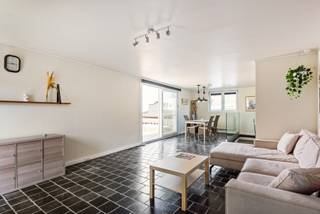 <p><span>Sommige woningen koop je met je hoofd. Andere stiekem ook een beetje met je hart. Dit is er zo één.</span></p>
<p><span>In de Tichelrij, één van de meest charmante straatjes van Mechelen, lijkt de tijd soms heel even stil te staan. Al in de 13de eeuw werd deze straat vermeld, toen hier nog bakstenen werden gebakken waaraan de straat haar naam dankt. Door de eeuwen heen zag deze plek de stad groeien, veranderen en bloeien, terwijl sommige verhalen gelukkig bewaard bleven.</span></p>
<p><span>Kijk maar eens naar de bijzondere poort naast de woning, die al meer dan twee eeuwen bezoekers welkom heten. Alsof ze fluistert hoeveel generaties hier al voorbij wandelden. Niet toevallig werd het gebouw, samen met nummer 1, in 1985 beschermd als bouwkundig erfgoed om zijn historische en architecturale waarde. Een klein stukje Mechelse geschiedenis dat vandaag nog elke dag bewonderd mag worden.</span></p>
<p><span>En toch voelt deze woning allesbehalve als een museum. Achter de historische gevel schuilt een warme thuis waar karakter en hedendaags comfort elkaar moeiteloos vinden.</span></p>
<p><span>Op het gelijkvloers word je verwelkomd in een ruime inkomhal met praktische bergruimte. Op de eerste verdieping bevinden zich twee volwaardige slaapkamers. Eén beschikt over een eigen badkamer, terwijl de tweede via de nachthal toegang geeft tot een aparte douchekamer met inloopdouche, lavabo, een afzonderlijk toilet en een handige dressing/wasruimte.</span></p>
<p><span>De bovenste verdieping is zonder twijfel de plek waar je spontaan wat langer blijft hangen. De lichtrijke leefruimte kijkt uit over de kleurrijke gevels langs de Dijle en loopt naadloos over in de open keuken. Alsof dat nog niet bijzonder genoeg is, stap je van hieruit het indrukwekkende zuidwestgerichte terras van maar liefst 40 m² op. Met de majestueuze Sint-Romboutstoren op de achtergrond voelt elke koffie, aperitief of zomeravond hier net dat tikkeltje magischer. Achteraan bevindt zich nog een derde slaapkamer met eigen badkamer en een apart toilet.</span></p>
<p><strong><span>Troeven</span></strong><br /><span>• beschermd monument met historische en architecturale waarde</span><br /><span>• toplocatie in hartje Mechelen</span><br /><span>• zuidwestgericht terras van 40 m²</span><br /><span>• uniek uitzicht op de Dijle en de Sint-Romboutstoren</span><br /><span>• fietsenberging</span><br /><span>• veel praktische bergruimte</span><br /><span>• airconditioning in de slaapkamers</span><br /><span>• asbestveilig</span></p>
<p><span>Interesse? Contacteer ons via </span><span>info@jamar.immo</span><span> of 03 435 31 33.</span></p>
<p><strong><span>Stedenbouwkundige inlichtingen:</span></strong><span> Vg, Wg, Gmo, Gvkr, Gvv. Niet gelegen in overstromingsgevoelig gebied. Niet opgenomen in het maatregelenregister.</span></p>