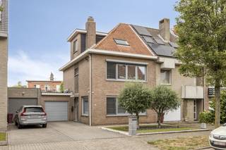 Modern en energiezuinig vastgoed op een toplocatie in Schoten!<br /><br />In een van de meest gewilde en rustige straten nabij de dorpskern bieden wij deze instapklare halfopen bebouwing te koop aan. Wie een toekomstbestendig huis wil kopen in Schoten vindt hier de perfecte match: 180 m² bewoonbare oppervlakte op een perceel van 371 m², gecombineerd met gunstige attesten (EPC B, asbestveilig, elektriciteit conform).<br /><br />Dit lichtrijke pand valt op door zijn moderne afwerking en hoogwaardige greeploze maatkeuken met kookeiland. Met maar liefst 5 slaapkamers is er ruimte over voor het hele gezin. Buiten geniet u het hele jaar door in de ruime, goed onderhouden tuin met een aangebouwde lamel-pergola met glazen wanden. Een garage met automatische poort en oprit vervolledigen het comfort.<br /><br />Dit aantrekkelijke vastgoed ligt vlak bij scholen, winkels en openbaar vervoer. Via nabijgelegen invalswegen bent u snel in Antwerpen. Dit mooie huis te koop in Schoten combineert rust, ruimte en een centrale ligging.<br /><br />Indeling van het huis:<br /><br />GELIJKVLOERS<br />- Inkomhal<br />- Ruime leefruimte en eetkamer met veel lichtinval<br />- Moderne open keuken met kookeiland<br />- Apart gastentoilet<br />- Aangelegde tuin met luxe lamel-pergola<br />- Private garage met automatische poort en oprit<br /><br />EERSTE VERDIEPING<br />- Drie volwaardige slaapkamers<br />- Badkamer met inloopdouche en lavabomeubel<br /><br />TWEEDE VERDIEPING<br />- Vierde en vijfde slaapkamer, ideaal voor als hobbyruimte<br /><br />Bent u geïnteresseerd om dit vastgoed te kopen in Schoten? Aarzel dan niet om ons te contacteren. Had u graag een gratis schatting van uw eigendom via ons immokantoor? Bel ons voor een vrijblijvend gesprek of mail naar yannick.schnorbusch@dewaele.com<br /><br />Bestuursmaatregelen in het maatregelenregister: nee