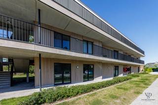 Dit appartement maakt deel uit van het nieuwbouwproject Kastanjehof in Wortegem-Petegem en biedt een hedendaagse woonkwaliteit in een groene omgeving.<br /><br />Het omvat een inkomhal, een lichtrijke leefruimte met open keuken, een praktische berging, een badkamer en twee slaapkamers. Buiten geniet u van een terras en een tuin met prachtig uitzicht op het achterliggende park – de ideale plek om tot rust te komen.<br /><br />Een privéparkeerplaats is beschikbaar en kan worden aangekocht aan € 9.500 (excl. BTW).<br /><br />Het appartement wordt nog volledig afgewerkt volgens uw eigen smaak en voorkeur. Zo heeft u onder andere inspraak in de keuze van keuken, badkamer en afwerkingsmaterialen.