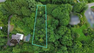 We Invest Malmedy biedt u dit bouwgrondstuk van 1.282 m² aan in de gemeente Stoumont, bekend om zijn ongerepte natuur en uitzonderlijke panorama's...