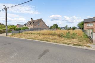 <p>Op een uiterst rustige ligging in Denderhoutem, in een doodlopende straat met weinig doorgaand verkeer, bevindt zich deze ruime bouwgrond voor het oprichten van een <strong>vrijstaande eengezinswoning</strong>.</p><p><strong>De bouwgrond heeft een opp. van 1506 m²</strong>en biedt mogelijkheden voor het realiseren van een ruime gezinswoning met garage en tuin.</p><p>De maximale bouwdiepte bedraagt <strong>15 meter</strong>. De bouwbreedte bedraagt +/- 10,8 meter, de perceelbreedte is 18 meter. Voor een woning van het type bungalow kan een bouwdiepte tot maximaal <strong>20 meter</strong> worden toegestaan. De kroonlijsthoogte dient tussen <strong>3,25 meter en 6 meter</strong> te liggen. Als dakvorm zijn onder meer een zadel-, tent- of schilddak toegestaan, met een dakhelling tussen <strong>25 en 55 graden</strong>.</p><p>Iedere woning dient volgens de voorschriften over een garage te beschikken. Een afzonderlijke garage kan onder bepaalde voorwaarden worden opgericht op minstens 20 meter achter de voorbouwlijn, met een maximale oppervlakte van 40 m² en een maximale hoogte van 3 meter. Alle bouwmogelijkheden zijn steeds onder voorbehoud van goedkeuring door de bevoegde instanties.</p><p></p>