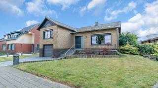 <p>Deze verzorgde splitlevelwoning met 3 slaapkamers is gelegen op een mooi perceel van maar liefst 8A 85CA en combineert een aangename woonomgeving met een praktische indeling, veel bergruimte en een volledig omheinde tuin waar privacy centraal staat.<br /><br /><strong>Indeling</strong><br />Via de open inkomhal bereikt u de gezellige leefverdieping. De ruime leefruimte biedt plaats aan zowel een comfortabele zithoek als een volwaardige eetkamer en geniet van een aangename lichtinval. Aansluitend bevindt zich de volledig geïnstalleerde open keuken met keukeneiland, die een natuurlijke verbinding vormt met de leefruimte. Vanuit de keuken en eetkamer heeft u rechtstreeks toegang tot het terras en de tuin.<br /><br />Enkele treden hoger bevindt zich de slaapverdieping met:<br />+ Nachthal<br />+ <strong>3 slaapkamers</strong><br />+ Badkamer uitgerust met een lavabomeubel met lavabo, ligbad en toilet<br /><br />Vanuit de keuken bereikt u het lager gelegen gedeelte van de woning, bestaande uit:<br />+ Inpandige garage met vernieuwde sectionaalpoort<br />+ Apart gastentoilet<br />+ Bergruimte<br />+ Wasplaats met toegang tot de tuin<br /><br />De woning beschikt over een kelderverdieping. Zowel de leefruimte als de keuken zijn volledig onderkelderd en worden momenteel gebruikt als extra bergruimte. Daarnaast bevinden zich hier ook de cv-ruimte en de technische ruimte voor de elektrische installatie.<br /><br /><strong>Buitenruimte</strong><br />Ook buiten heeft deze eigendom heel wat te bieden. De mooi aangelegde voortuin zorgt voor een verzorgde eerste indruk, terwijl de oprit en de parkeermogelijkheden naast de woning voldoende plaats bieden voor meerdere voertuigen.<br /><br />Achteraan geniet u van een volledig omheinde tuin met veel privacy, ideaal voor gezinnen met kinderen, huisdieren of liefhebbers van rust en groen. Het open terras aansluitend aan de keuken en eetkamer vormt de perfecte plek om tijdens de zomermaanden te ontspannen of gasten te ontvangen.<br /><br />De woning beschikt over een gunstig <strong>EPC-label B met een EPC-score van 184 kWh/m² jaar</strong> (UC: 3769901). Voor de verwarming is er een combinatie voorzien van een centrale verwarmingsinstallatie op aardgas en een <strong>warmtepomp </strong>die de leefruimte en twee slaapkamers bedient.<br /><br />Daarnaast zijn er zonnepanelen aanwezig, wat bijdraagt aan een lager energieverbruik en een verhoogd wooncomfort.<br /><br /><strong>Extra info</strong><br />+ Mooie perceeloppervlakte van <strong>885 </strong>m²<br />+ Rustige en residentiële ligging<br />+ 3 slaapkamers<br />+ Er werden reeds tal van renovatiewerken / isolatiewerken uitgevoerd<br />+ Ruime leefruimte met open keuken en keukeneiland<br />+ Inpandige garage met elektr. bedienbare sectionaalpoort<br />+ Elektrische installatie : <strong>KNX domotica </strong>(niet volledig conform)<br />+ Rolluiken aan achterzijde gebouw<br />+ <strong>Spiegelglas </strong>voor meer privacy aan achterzijde gebouw<br />+ Keuken <strong>vernieuwd </strong>met hoogwaardige toestellen<br />+ Asbestattest: niet asbestveilig (Dakleien & slib dakgoot, vloerzeil kelder, schakelaars kelder)<br /><br /><strong>Ligging</strong><br />Ondanks de rustige ligging bevinden scholen, winkels, sportfaciliteiten, horeca en openbaar vervoer zich op korte afstand. Ook voor pendelaars vormt deze locatie een uitstekende uitvalsbasis dankzij de vlotte verbinding naar het op- en afrittencomplex van de E313, waardoor omliggende steden zoals Diest, Geel, Hasselt en Antwerpen gemakkelijk bereikbaar zijn.</p>
