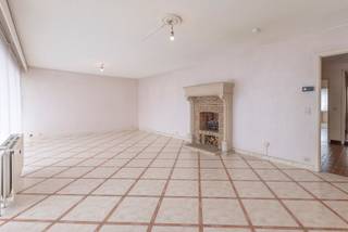 Situé dans une résidence bien entretenue au troisième étage avec ascenseur.<br /><br />Cet appartement se compose d'un hall d'entrée spacieux avec vestiaire et toilettes séparées, d'un séjour lumineux avec terrasse, d'une cuisine équipée avec débarras attenant, d'un hall de nuit avec 3 chambres à coucher, dont une avec armoire encastrée et accès à la deuxième terrasse, d'une salle de bains avec baignoire et d'une salle de douche.<br />Cet appartement dispose également d'une cave privée, d'une porte de sécurité et d'un vidéophone.<br />La façade et les terrasses de l'immeuble ont été rénovées il y a 10 ans. <br /><br />Achat obligatoire d'un garage box dans l'immeuble - 30 000 euros.<br /><br />Cet appartement est idéalement situé et bénéficie d'un grand potentiel.<br /><br />EPC 284kwh/m²<br />Electricité non conforme