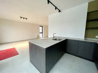 <p>Op zoek naar een stijlvol, energiezuinig app. op een toplocatie? Dan is nieuwbouwappartement in het centrum van Glabbeek precies wat u zoekt. De centrale ligging zorgt ervoor dat winkels, scholen en openbaar vervoer zich op wandelafstand bevinden, waardoor u geniet van zowel rust als optimale bereikbaarheid.<br /><br />Bij het betreden van het appartement wordt u meteen verwelkomd in een lichtrijke leefruimte met grote raampartijen die zorgen voor een aangename, natuurlijke lichtinval. De open indeling creëert een ruimtelijk gevoel en vormt het hart van de woning. De volledig geïnstalleerde keuken is uitgerust met moderne toestellen en sluit naadloos aan op het terras met prachtig open zicht op de omliggende natuur — ideaal voor gezellige etentjes of een ontspannen koffiemoment in de buitenlucht. Een zeldzame luxe in het centrum van de gemeente. <br /><br />Het appartement beschikt over drie volwaardige ruime slaapkamers en een apart bureau. De master bedroom biedt extra comfort dankzij de aansluitende dressing, wat zorgt voor een praktische en stijlvolle indeling. De moderne badkamer is strak en hedendaags afgewerkt en voorzien van een ruime inloopdouche een bad en een dubbele lavabo. Het appartement heeft tal van extra voordelen: een privatieve parkeerplaats, een handige berging op de kelderverdieping en gemeenschappelijke laadpunten in de voortuin. <strong>Het appartement is beschikbaar vanaf 01/01/2027</strong><br /><br />Interesse? Bel of mail ons voor een bezoek sally@connect-immo.be of 0478 570 999<br />24137-G-OMV_2021096825/EP18437/SV/A001/D01/SD008 - label A</p>