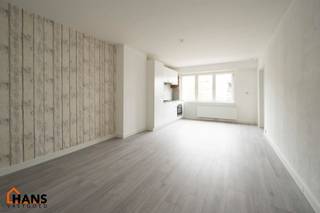 Mooi gerenoveerd appartement op de tweede verdieping.<br />Inkomhal met kast voor de aansluiting wasmachine/droogkast; woonkamer met open nieuwe keuken met kasten en spoelbakken, kookplaat, dampkap en oven; ruime nieuwe badkamer met dubbele lavabo met kast, spiegelkast met verlichting, inloopdouche en toilet; 2 slaapkamers (1 ruime, 1 kleinere) en een aparte berging aansluitend aan de kleine slaapkamer.<br /><br />Gemeenschappelijke kosten: 50 EUR (minuterie, syndicus, water)<br />Geschikt voor maximaal 3 personen.<br />Beschikbaar vanaf 01/12/2026.<br /><br />Huurwaarborg bedraagt 3 maanden huur.<br />Plaatsbeschrijving door extern bedrijf met gedeelde kosten.<br /><br />Een bezoek ter plaatse kunt u enkel online reserveren op www.hansvastgoed.com.<br />Voor meer informatie, bezoek onze website www.hansvastgoed.com of neem contact op met info@hansvastgoed.com of +32 3 366 05 30.