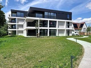 <h1><span>Nieuwbouwappartement met twee slaapkamers in residentie Kasteelvijver te Langemark.</span></h1><h1><span> </span></h1><h1><span>Dit appartement bevindt zich op het </span><span>gelijkvloers</span><span> en beschikt over een </span><span>bewoonbaar oppervlakte</span><span> van </span><span>105m² </span><span>met </span><span>twee terrassen </span><span>van </span><span>19m²</span><span> en </span><span>1.33m²</span><span>.</span></h1><h1><span> </span></h1><h1><span>Indeling</span><span>: </span></h1><h1><span>Ruime </span><span>inkomhal/nachthal</span><span>, </span><span>open keuken</span><span> met </span><span>leefruimte</span><span> die directe toegang biedt tot het groot </span><span>terras.</span><span> Aanpalend aan de keuken bevindt zich de </span><span>berging/wasplaats.</span></h1><h1><span>Verder hebben is er nog een </span><span>gastentoilet</span><span>, </span><span>badkamer met</span><span> inloopdouche en dubbele lavabo, </span><span>twee volwaardige slaapkamers</span><span> waarvan één met toegang tot het </span><span>tweede terras.</span></h1><h1><span> </span></h1><h1><span>Er is tevens een </span><span>kelderberging</span><span> bij te kopen, alsook mogelijkheid tot aankopen van </span><span>ondergrondse staanplaats.</span></h1><h1><span> </span></h1><h1><span>De </span><span>warmwaterproductie</span><span> en de </span><span>vloerverwarming</span><span> zal opgewekt worden door een bodem/water </span><span>warmtepomp met ingebouwde boiler.</span><span> De warmte wordt uit de grond gehaald via </span><span>geothermie.</span></h1><h1><span>Doorheen het appartement is er </span><span>ventilatiesysteem D </span><span>(mechanische toevoer en afvoer) voorzien.</span></h1><h1><span>Het appartement beschikt tevens over</span><span> zonnepanelen</span><span> (760Wp) wat het bovendien uiterst zuinig maakt!</span></h1><h1><span> </span></h1><h1><span> </span></h1>