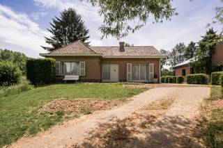 Charmante bungalow villa op toplocatie - perceel van 23a 11ca!Bent u op zoek naar een woning met ruimte, rust en enorm veel potentieel? Dan is deze...