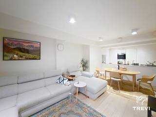 <p><strong>ELSENE – Ideaal gelegen aan de prestigieuze Gulden-Vlieslaan, in het recente en zeer gegeerde project "Condor", op een steenworp van de Louizalaan, het Stefaniaplein en het Poelaertplein, in de directe nabijheid van winkels en openbaar vervoer, lichtrijk appartement van ±100m² bewoonbare oppervlakte gelegen op de 2e verdieping. Het appartement bestaat uit een inkomhal met apart toilet, een wasruimte met aansluiting voor machines, een ruime woonkamer van ±29m² met toegang tot een aangenaam terras van ±10m², en een open volledig uitgeruste leefkeuken (oven, kookplaat, dampkap, koelkast/vriezer, vaatwasser), nachthal, eerste slaapkamer van ±9m² met kleine dressinghoek, een grote slaapkamer van ±17m² met ensuite badkamer (ligbad, dubbele wastafel) en een aparte douchekamer (douche, wastafel), kelder en parking inbegrepen in de huurprijs. Vaste lasten van € 100/maand (gemeenschappelijke delen). EPC B+! Beschikbaar vanaf 01/01/2027. Afmetingen worden ter indicatie gegeven.</strong><br /><br /></p>
<p><u>Op de 2e verdieping:</u></p>
<ul>
<li>Inkomhal met apart toilet</li>
<li>Wasruimte met aansluiting voor machines</li>
<li>Woonkamer van ±29m² (5,99 x 4,8) met toegang tot het terras van ±10m²</li>
<li>Open leefkeuken volledig uitgerust (oven, kookplaat, dampkap, koelkast/vriezer, vaatwasser)</li>
<li>Nachthal</li>
<li>Slaapkamer van ±9m² (2,6 x 3,3) met kleine dressinghoek</li>
<li>Slaapkamer van ±17m² (2,88 x 5,96) met ensuite badkamer (ligbad, dubbele wastafel)</li>
<li>Douchekamer (douche, wastafel)</li>
<li>Kelder nr. 5.37</li>
<li>Parking nr. 31 inbegrepen in de huurprijs</li>
</ul>
<p><br /><br /><br /></p>