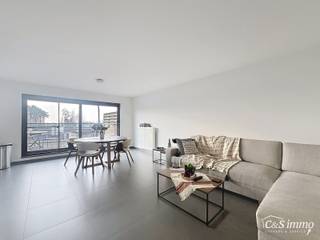 Instapklaar appartement (ca.85m²) met 2 slaapkamers en ruim terras (ca.16m²) in het centrum van Nieuwmoer. Inkomhal, apart toilet met handenwasser. Lichtrijke woon- en eetkamer (ca. 27m²) op tegelvloer, welke door middel van de schuifraam toegang geeft tot het ruime terras (ca.16m²). Ingerichte hoekkeuken met oven, kookplaat, dampkap en koelkast. Grenzend aan de keuken een berging met aansluiting wasmachine. 2 Slaapkamers (ca. 14-12m²) en ingerichte badkamer met ligbad, douche en badkamermeubel. <br />Privatieve garagebox 50 euro. Beschikbaar vanaf 1 mei.