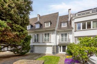 In de rustige en gegeerde René Comhainelaan 52 te Sint-Agatha-Berchem bevindt zich deze prachtige en bijzonder authentieke villa met een bewoonbare oppervlakte van ca. 220 m² op een perceel van ca. 275 m². Een zeldzame combinatie van charme, ruimte en toekomstmogelijkheden.<br /><br />Bij het betreden van de woning word je onmiddellijk verwelkomd door een statige en karaktervolle inkomhal die de toon zet voor de rest van het pand. Op het gelijkvloers vinden we verder een apart toilet, 2 opbergruimtes, een stookplaats en een ruime garage.<br /><br />De eerste verdieping vormt het hart van de woning. Hier geniet je van een lichte en aangename leefruimte met parketvloer, die een warme en authentieke uitstraling biedt. Aansluitend bevindt zich de keuken, die samen met de leefruimte directe toegang geeft tot de gezellige en goed georiënteerde tuin – een ideale plek om te ontspannen of gasten te ontvangen.<br /><br />Op de tweede verdieping bevinden zich drie volwaardige slaapkamers en een badkamer. De nachthal biedt bovendien toegang tot de zolder via een zolderluik.<br /><br />De zolder vormt een bijzonder troefkaart: deze ruimte kan nog volledig worden ingericht als vierde slaapkamer, eventueel met een tweede badkamer, wat het potentieel van deze woning aanzienlijk vergroot.<br /><br />Deze woning is ideaal voor wie op zoek is naar een ruime gezinswoning met karakter, en tegelijk de mogelijkheid wil behouden om verder te personaliseren en uit te breiden.<br /><br />Een unieke kans op een toplocatie waar authenticiteit en potentieel hand in hand gaan.<br /><br />👉 Interesse?<br />Contacteer Nils via nils.deblock@weinvest.be voor meer informatie te ontvangen.<br /><br />Stedenbouwkundige inlichtingen in aanvraag.