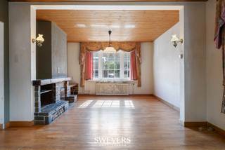 Voor meer info en foto’s, surf naar www.swevers.be – Op zoek naar een open bebouwing met veel ruimte en renovatiemogelijkheden? Dan is deze vrijstaande woning op een perceel van 15 are in Beverlo beslist het ontdekken waard. De woning, gebouwd in 1957, beschikt over een bewoonbare oppervlakte van 183 m² en biedt een stevige basis om volledig naar eigen smaak te renoveren. Op het gelijkvloers vindt u een inkomhal, een gezellige salon, een ruime leefruimte, een keuken, een praktische bijkeuken, berging, apart toilet en technische ruimte. Op de eerste verdieping zijn er drie volwaardige slaapkamers. Daarnaast beschikt de woning over een kelder en een ruime zolder, die extra opslagruimte of bijkomende mogelijkheden biedt. Buiten geniet u van een oostelijk georiënteerde tuin waar volop ruimte is voor ontspanning, spelende kinderen of tuinliefhebbers. De vrijstaande dubbele garage is geschikt voor twee wagens en kan eveneens dienstdoen als werkplaats of opslagruimte. Rolluiken zorgen voor extra comfort en privacy. De ligging is rustig, met scholen op 1,2 km, openbaar vervoer op 500 meter en winkels, horeca en ontspanning op ongeveer 2 km. Ook de autosnelwegen bereikt u vlot op 9 km afstand. Voor meer informatie, bel 011 255 155. Bron bewoonbare oppervlakte: EPC – verslag. Dit pand is onderworpen aan de renovatieverplichting van de Vlaamse overheid voor residentiële gebouwen (behoudens bij sloop binnen 5 jaar na de aankoop). Consulteer voor meer informatie de website van het Vlaams Energie- en Klimaatagentschap via https://www.vlaanderen.be/een-huis-of-appartement-kopen/renovatieverplichting-voor-residentiele-gebouwen.