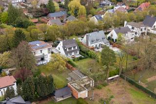 Wonen in de gegeerde Vriesdonk-wijk in Brasschaat? Deze karaktervolle villa ligt op een absolute toplocatie: rustig en groen, met het park van Brasschaat, De Inslag en De Uitlegger op wandel- en fietsafstand. Winkels, horeca en de E19 richting Antwerpen en Breda bevinden zich vlakbij.
De woning werd sinds 2014 quasi volledig gerenoveerd met respect voor haar authenticiteit en biedt een perfecte mix van charme en comfort. De lichtrijke inkomhal met visgraatparket en open vide leidt naar de gezellige leefruimte met houthaard en grote raampartijen met zicht op het groen. De open maatkeuken is volledig uitgerust en stijlvol afgewerkt met granieten blad.
Op het gelijkvloers vindt u verder een gastentoilet, garage met wasvoorzieningen en een kelder. Boven zijn er drie volwaardige slaapkamers, waaronder een master met maatkasten en airco, en een badkamer met ligbad, douche en dubbele wastafel. De zolder biedt extra mogelijkheden.
De zonnige, zuidwestgerichte tuin met terras en overdekte lounge is ideaal om te genieten. Vooraan beschikt u over een oprit, dubbele carport met laadpaal en mogelijkheid voor een automatische poort vooraan.
Grondig gerenoveerd (dak, HR-glas, condensatieketel, vloerverwarming, elektriciteit conform), zonder renovatieverplichting en met potentieel om het EPC verder te optimaliseren.
Voor meer informatie of een gratis waardebepaling van uw vastgoed kan u een aanvraag invullen op onze website of even bellen op het nr. 03/345.88.99.