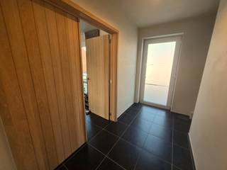 Deze recente en ruime halfopen bebouwing is gelegen in een rustige en aangename omgeving en biedt alle comfort voor wie op zoek is naar een kwalitatieve gezinswoning.<br /><br />De woning beschikt over 3 slaapkamers, een praktische carport en een ruime tuin waar het heerlijk vertoeven is. Dankzij de recente bouw geniet de woning van een moderne uitstraling en een aangename leefomgeving.<br /><br />Een ideale woning voor wie ruimte, comfort en rust wil combineren.<br /><br />Troeven:<br /><br />- Recente halfopen bebouwing<br />- 3 slaapkamers<br />- Ruime en aangename leefruimtes<br />- Carport<br />- Ruime tuin<br />- Rustige ligging<br />- Gunstig EPC label
