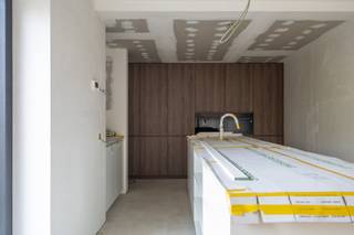 Dit volledig gerenoveerd appartement op de eerste verdieping met 3 slaapkamer is gelegen op een gunstige locatie in het centrum van Waregem...