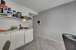 Voor meer info of bezoek, bel 02/884.23.23 - Op zoek naar een<strong> rendabele investering </strong>of een<strong> comfortabele plek</strong> voor je kind om te <strong>studeren</strong>? Deze <strong>studio</strong> in het bruisende <strong>Dansaert</strong> is de perfecte keuze! Gelegen op <strong>wandelafstand</strong> van de<strong> universiteit/hogeschool</strong>, biedt deze studio alles wat een student nodig heeft. De studio beschikt over een <strong>kitchenette </strong>en <strong>bureauhoek</strong>, enkele trapjes naar beneden vinden we de <strong>slaapkamer</strong> en <strong>douchekamer</strong>. Waarom kiezen voor deze studio? <strong>Toplocatie</strong>: Op een steenworp afstand van <strong>openbaar vervoer, winkels en uitgaansgelegenheden. Rendement: Gegarandeerd huurinkomen </strong>dankzij de constante vraag naar studentenkamers in Brussel. Aarzel niet om contact op te nemen voor een bezichtiging!