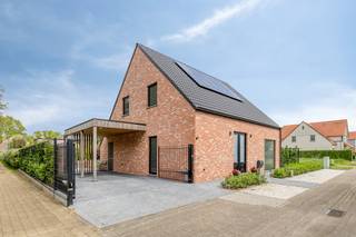 Langs de Oscar Jespersstraat te Oostduinkerke vinden we deze volledig afgewerkte villa uit 2023 te koop. De woning beschikt over 3...
