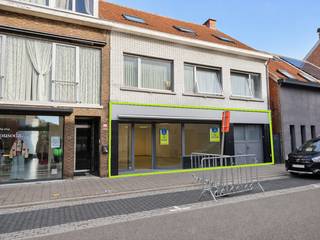 <span><span><strong>Handelsruimte op toplocatie met achterliggend magazijn.<br /></strong></span></span>
<p>Dankzij de centrale ligging bevindt dit pand zich op een aantrekkelijke commerciële locatie, omringd door handelszaken en voorzieningen. De ligging zorgt voor een goede zichtbaarheid en maakt dit een interessante uitvalsbasis voor diverse commerciële activiteiten.</p>
<p>Bij het binnenkomen valt meteen de mooie vitrine op. De ruime glaspartij biedt een uitstekende visibiliteit en geeft ondernemers de mogelijkheid om hun zaak, producten of diensten optimaal aan voorbijgangers te presenteren.</p>
<p>De handelsruimte zelf beschikt over een oppervlakte van ongeveer 100 m². Deze ruimte biedt verschillende mogelijkheden en kan onder meer dienstdoen als winkel, showroom, kantoor, praktijkruimte of commerciële ontvangstruimte.</p>
<p>Maar dit pand heeft nog een belangrijke troef.</p>
<p>Vanuit de handelsruimte is er toegang tot een ruim magazijn van ongeveer 250 m², dat zich achterliggend en deels naast de handelsruimte bevindt.</p>
<p>Deze magazijnruimte biedt heel wat mogelijkheden voor opslag, voorraadbeheer en logistieke activiteiten. De rechtstreekse verbinding met de handelsruimte zorgt ervoor dat beide delen van het pand op een bijzonder praktische manier met elkaar verbonden zijn.</p>
<p>Ook op vlak van toegankelijkheid biedt het magazijn extra voordelen. Zo is er een toegang langs de straatzijde, maar beschikt het magazijn eveneens over een poort aan de achterzijde van het pand. Deze achterzijde is bereikbaar via parking Deroissart in Arendonk, waardoor goederen ook langs deze kant eenvoudig kunnen worden aangevoerd en afgevoerd.</p>
<p>Zo combineert dit pand een commerciële ruimte op een centrale en zichtbare toplocatie met een bijzonder ruime opslagcapaciteit.</p>
<h3>De troeven op een rij</h3>
<ul>
<li>Gelegen aan Vrijheid, midden in het commerciële hart van Arendonk</li>
<li>Zeer goede commerciële ligging en visibiliteit</li>
<li>Mooie vitrine</li>
<li>± 100 m² handelsruimte</li>
<li>± 250 m² magazijnruimte</li>
<li>Rechtstreekse toegang vanuit de handelsruimte naar het magazijn</li>
<li>Toegang tot het magazijn via de straatzijde</li>
<li>Extra achterliggende poort</li>
<li>Achterzijde bereikbaar via parking Deroissart</li>
<li>Ideale combinatie van handel, showroom en opslag</li>
<li>Geschikt voor diverse commerciële en professionele activiteiten</li>
</ul>
<span><strong><br /></strong></span>