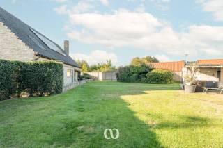 SCHRIJF JE IN VOOR HET EERSTE BEZOEKMOMENT VAN DONDERDAG 1 OKTBOER VIA ONZE WEBSITE!<br /><br />Ben jij op zoek naar een ruime, instapklare gezinswoning met 4 slaapkamers, een gezellige tuin en heel wat parkeerplaats? Gevonden!<br /><br />De vlot bereikbare ligging, de lichtrijke leefruimtes, de prachtige keuken, de gerenoveerde badkamer en de vele parkeermogelijkheden zijn maar enkele van de vele troeven die we hier terugvinden!<br /><br />INDELING:<br /><br />GLV: Je komt de woning binnen via de ruime inkomhal met gastentoilet. Van hieruit heb je toegang tot de ruime en lichtrijke living die verder doorloopt naar de eetkamer en de prachtige keuken. Verder beschikt het gelijkvloers over een zeer ruime kamer die perfect kan dienen als bureau of extra slaapkamer, een gerenoveerde badkamer, een praktische berging en een grote garage.<br /><br />1eV: Op het eerste verdiep kom je boven in de nachthal. Hier bevinden zich drie zeer ruime slaapkamers en een dressing. Daarnaast is er nog een grote zolderruimte die ideaal is als extra bergruimte.<br /><br />KELDER: De woning beschikt bovendien over een praktische kelder voor extra opslagruimte.<br /><br />TUIN + PARKEREN: Achter de woning bevindt zich een gezellige tuin. Daarnaast beschikt de woning over heel wat parkeermogelijkheden, wat een mooie extra troef is.<br /><br />Lijkt deze ruime gezinswoning wel iets voor jou? Aarzel dan zeker niet en contacteer ons vandaag nog om een bezoek in te plannen!