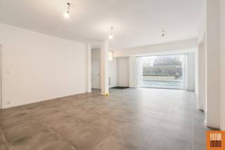 Deze woning werd in 2021 gemoderniseerd en heeft volgende indeling:open ruimte met afzonderlijk toilet en trap, aansluitend is er een tweede deel...