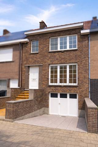 Gezinswoning met 3 slaapkamers en zonnige veranda<br /><br />Instapklare, volledig gerenoveerde woning met EPC B in een rustige, goed bereikbare buurt<br /><br />Op zoek naar een woning waar je meteen kan intrekken, met ruimte, licht en een aangename tuin? Dan is deze volledig gerenoveerde woning precies wat je zoekt.<br /><br />Gelegen in een rustige buurt, op korte afstand van supermarkten, winkels, scholen en tal van ontspanningsmogelijkheden, geniet je hier van het beste van twee werelden: comfortabel wonen én een uitstekende bereikbaarheid. Met vlot openbaar vervoer naar het centrum van Gent en het station, én snelle verbindingen via E40, E17 en R4, is deze ligging bijzonder praktisch.<br /><br />Binnen word je verwelkomd in een ruime en lichtrijke leefruimte, die naadloos overgaat in de eetkamer en de volledig ingerichte keuken. Aansluitend bevindt zich de veranda met elektrische zonnewering, een heerlijke extra leefruimte met zicht op het terras en de tuin — de perfecte plek om tot rust te komen.<br /><br />Op de verdieping bevinden zich drie volwaardige slaapkamers, elk voorzien van elektrische rolluiken, een laminaatvloer en ingemaakte kasten. De badkamer is praktisch en comfortabel ingericht met een dubbele lavabo, douche en toilet.<br /><br />Via een schuiftrap bereik je de grote, geïsoleerde zolder — ideaal als extra bergruimte of potentieel voor verdere invulling.<br /><br />Een absolute troef van deze woning is de volledig onderkelderde ruimte (ca. 65 m²), afgewerkt met een duurzame epoxyvloer. Deze biedt tal van mogelijkheden: garage, wasruimte, opslag of hobbyruimte.<br /><br />Kortom, een verzorgde en veelzijdige woning met veel ruimte en mogelijkheden, ideaal voor wie comfortabel wil wonen op een strategische locatie.<br /><br />Interesse? Kom de woning zelf ontdekken tijdens de kijkdagen:<br />• Zaterdag 25/04 van 10u tot 15u<br />• Zondag 26/04 van 11u tot 13u<br /><br />(Bezoeken enkel op afspraak via telefoon)<br /><br />Geen Immo kantoren