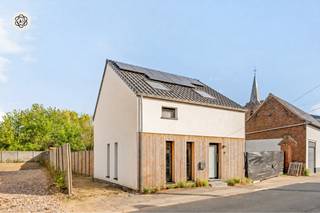<p>Kom langs op onze BEZOEKDAG op 9 mei vanaf 9.30 u - inschrijven? Caroline@immobeguin.be<br />GEEN BTW !!<br /><br />Ontdek deze recente BEN-woning (bouwjaar 2024) te Brakel, die een combinatie biedt van modern wooncomfort en energiezuinigheid.<br /><br />Via de inkomhal met gastentoilet en praktische inbouwkasten betreed je de lichtrijke leefruimte. De open indeling creëert een aangename woon- en zitruimte met een volledig geïnstalleerde keuken, perfect voor wie houdt van koken en gezellig samenzijn. Aansluitend vind je nog een praktische berging waarin zich ook de technische installaties bevinden.<br /><br />Op de verdieping vind je drie volwaardige slaapkamers, een moderne badkamer en een handige bergzolder.<br /><br />Buiten geniet je van een aangename tuin waar je in alle rust kan ontspannen. Het terras en de oprit/parkeerplaats moeten nog aangelegd worden, wat je de kans geeft om deze volledig naar eigen smaak in te richten.<br /><br />Nog enkele bijkomende troeven van de woning:<br />- houtskeletbouw: uitstekende thermische isolatie (lage energiekosten) en een ecologisch, duurzaam karakter<br />- EPC A = BEN Woning<br />- zonnepanelen<br />- verwarming én koeling met warmtepomp<br />- regenwaterput van 10.000 liter<br />- een rustige, residentiële omgeving met een vlotte verbinding naar het centrum van Brakel, scholen, winkels en openbaar vervoer.<br />- een nieuwbouwwoning die je kan aankopen onder het stelsel van de registratierechten (= 2% en dus GEEN BTW)<br /><br />Wens je deze woning te ontdekken?<br />Stuur een mailje naar caroline@immobeguin en schrijf je zo in voor de BEZOEKDAG op zaterdag 9 MEI vanaf 9.30 uur.</p>