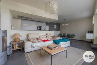 AALST - Instapklaar appartement met 2 kamers, tuin en garage op topligging.<br /><br />Dit appartement geniet van een uitstekende centrale ligging, vlakbij scholen, winkels, het centrum, het ASZ, openbaar vervoer en met een vlotte verbinding naar de E40.<br /><br />Bij het binnenkomen kom je in de centrale inkomhal. Van hieruit bereik je de ruime en gezellige leefruimte met eetplaats en zithoek, die naadloos aansluit op de volledig geïnstalleerde open keuken. De keuken is uitgerust met kwalitatieve toestellen en beschikt bovendien over een handige, aansluitende berging. De badkamer is voorzien van een douche, wastafel en toilet. De twee slaapkamers bevinden zich achteraan het gebouw en zijn rustig georiënteerd naar de tuin. Vanuit één van de slaapkamers heb je rechtstreeks toegang tot de ruime, volledig afgesloten tuin.<br /><br />De tuin beschikt over een groot aangelegd en overdekt terras. Deze is niet alleen bereikbaar via de slaapkamer, maar ook via de garage. Vanuit de tuin heb je bovendien vlotte toegang tot de gemeenschappelijke berging en de grote private garage voor twee wagens, uitgerust met een sectionale en elektrische poort. De aankoop van de garage is verplicht en bedraagt €30.000 bovenop de aankoopprijs van het appartement.<br /><br />Het gebouw beschikt reeds over een recent vernieuwd dak. Het appartement wordt verwarmd via centrale verwarming op gas en is verder uitgerust met conforme elektriciteit, een videofoon, dubbele beglazing, etc.<br /><br />De vermelde prijs is een richtprijs. Na ontvangst van de biedingen zal de verkoper beslissen of hij/zij de eigendom verkoopt aan het beste bod. De richtprijs is aldus niet bindend voor de verkoper. Voor meer info kunt u ons contacteren of het reglement raadplegen op onze website.