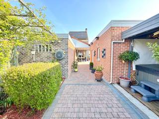 Ruime, alleenstaande woning op residentiële ligging nabij alles wat men nodig heeft aan winkels, openbaar vervoer, vlotte verbindingen naar de autostrade; Indeling: inkom met traphal, ruime woonkamer met eetplaats, salon en bureauruimte, droge koele kelder; Lichtrijke leefkeuken; overdekt terras; vanuit de keuken kan met naar een apart toilet en een badkamer met douche en wastafel met meubel, hier is een washoek met wasmachine en droogkast; Technische berging; Geautomatiseerd poortje/ Oprit; Garage; Laadpaal; Terras naar zonnige en omheinde achtertuin met tuinberging; Boven: nachthal naar drie ruime slaapkamers en tweede badkamer met ligbad, wastafel en tweede toilet; Luik met plooitrap naar ruime ingerichte zolder/ vierde kamer (mogelijkheid om een vaste trap te integreren in hal); EPC 250; Centrale verwarming via warmtepomp en overal CV met radiatoren gestuurd via pelletbrander; Zonnepanelen; Warmtepompboiler; Overal dubbele beglazing; Geautomatiseerde rolluiken; Alarmsysteem; 3 Geïsoleerde gevels; Beschikbaarheid: bij akte na betaling/ bespreekbaar; Info en bezoek: info@elet.immo.