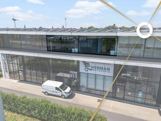 Dit handelspand is gelegen langs de Europalaan te Poperinge op een zeer bereikbare en zichtbare locatie.Het handelspand beschikt over 2...