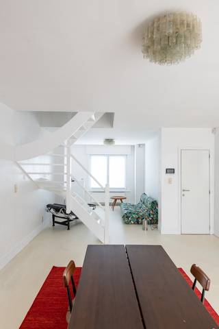 Op amper twee kilometer van het strand, met een zalig uitzicht op de zeilbootjes van de Spuikom, voelt elke dag hier een beetje als vakantie. Te...