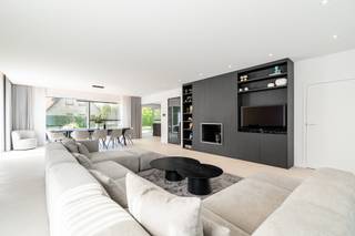 This spacious villa in a discreet development in Westkapelle stands on a plot of approx. 1,380 m² with an ideal south-west orientation. With approx. 521 m² of living space, it combines generous rooms, plenty of light and absolute privacy.<br /><br />The master bedroom with en-suite bathroom on the ground floor allows for comfortable living on one level, while the upper floor offers additional rooms and bathrooms. Large windows draw the garden inside and create an open, light-filled space. Outside, you can enjoy several terraces and a green, peaceful environment.<br /><br />Built in 2000 and thoroughly renovated in 2021, this is a property with contemporary comfort and potential: the spacious attic can be further converted. A double garage, carport and spacious driveway complete the picture.<br /><br />EPC: 180 kWh/m²