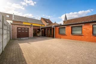 <p>Ideaal gelegen op het dorpsplein van Ghoy, biedt dit gemengd gebouw (kantoren + atelier) royale bruikbare volumes en een mooi inrichtingspotentieel. Het is als volgt ingedeeld:<br /><br />**Gelijkvloers:** een inkomhal, twee kantoren, twee bijgebouwen, een veranda, een garage, een toilet, een tweede garage, een groot atelier van meer dan 200 m² en een koer.<br /><br />**1ste verdieping:** twee kantoren, een keuken, een extra toilet en een bijhorende ruimte.<br /><br />**2de verdieping:** een inrichtbare zolder.<br /><br />Het gebouw biedt een ongelooflijk inrichtingspotentieel en laat toe om verschillende projecten te overwegen: woning met atelier en kantoren, creatie van meerdere appartementen, opslagruimte of elk ander project volgens uw behoeften, onder voorbehoud van de nodige vergunningen.<br /><br />IDEAAL voor een zelfstandige of investeerder!<br /><br />Aarzel niet om deze opportuniteit te ontdekken en contacteer ons via aurelie@immobeguin.be</p>