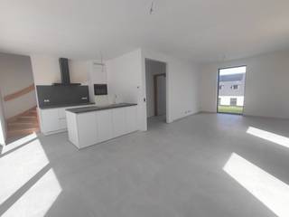 Deze duplexwoning biedt 3 slaapkamers, een hoogwaardige afwerking, duurzame technieken (vloerverwarming, lucht-waterwarmtepomp en zonnepanelen), een extra bergzolder, gemeenschappelijke fietsenberging en een privatieve autostaanplaats. Het ruime, zuidgerichte terras van maar liefst 22 m² laat je optimaal genieten van licht, ruimte en het prachtige groene achterland. Stalen tussendeur tussen inkom en woonkamer nog te voorzien en inbegrepen in de prijs. Voordelig voor zowel eigen bewoning als voor investeerders wegens minieme gemeenschappelijke kosten + aankoop voor eigen bewoning mogelijk onder 6% btw! <br />Afwerking voorzien 01/07/2026.