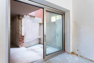 <p><strong>Karaktervolle stadswoning op een toplocatie in Borgerhout!</strong></p>
<p><strong>Droom jij van een woning die je volledig naar eigen hand kunt zetten? In een van de meest charmante straten van Borgerhout vind je dit pand met een overvloed aan potentieel. Achter de karaktervolle gevel schuilt een zee aan ruimte, wachtend op een creatieve visie.</strong><br /><br />Een rustige woonstraat met prachtige gevels, maar met de dynamiek van de stad om de hoek. op wandelafstand van het Krugerplein en het Rivierenhof. Winkels, hippe hotspots en invalswegen liggen op een steenworp afstand.</p>
<p><span><strong>INDELING:</strong></span><br />Binnenin biedt het pand een overvloed aan ruimte dankzij de indeling met een ruim gelijkvloers en koer, drie volwaardige verdiepingen, twee tussenverdiepingen en een praktische kelder. Deze royale structuur, aangevuld met een buitenruimte, vormt het ideale blanco canvas voor een totaalrenovatie. <br /><br />Na de werken kan hier een prachtige gezinswoning ontstaan met een comfortabele indeling, waar lichtrijke leefruimtes, meerdere slaapkamers en verschillende badkamers centraal staan. Of u nu droomt van een riante gezinswoning of een unieke stadswoning met een ruim thuiskantoor; de veelzijdige indeling leent zich moeiteloos voor talloze architecturale mogelijkheden, volledig afgestemd op uw eigen smaak en behoeften.<br /><br /><span><strong>BIJZONDERHEDEN</strong></span><br />* Te renoveren woning met enorm veel potentieel<br />* Gelegen op centrale en goede locatie<br />* <span>Reeds uitgevoerde werken</span>: <br />* Gelijkvloers is vloerverwarming geplaatst maar nog niet aangesloten.<br />* vernieuwing achterste dak en achtergevel geïsoleerd met hedendaagse afwerking<br />* Elektriciteit groten deels vernieuwd<br />* Dak in goede staat en geïsoleerd.<br />* dubbele beglazing in hoogwaardige aluminium frames - muren geïsoleerd<br />* EPC-label E kan verbeterd worden door het plaatsen van een verwarmingsinstallatie</p>