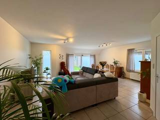 Wie op zoek is naar een verzorgde woning op een rustige en toch centrale ligging is hier aan het juiste adres! Deze charmante halfopen bebouwing nabij het centrum van Sleidinge biedt je alles om comfortabel te woning op een fantastische locatie!<br /><br />De woning is gelegen in een doodlopende straat en geniet van een open zicht op de velden (landbouwgebied). Het perceel heeft een oppervlakte van 346 m² en heeft een zeer goede oriëntatie (zuidwest). Deze woning is steeds zeer goed onderhouden en beschikt over een zeer gunstig EPC-label (label B)! De constructie van deze woning is solide en kwaliteitsvol waardoor zeker kan zijn van jouw aankoop.<br /><br />De woning is praktisch ingedeeld. Je betreedt de woning via de inkomhal en gastentoilet. De ruime en lichtrijke leefruimte met aansluitende woonkeuken vormen het hart van deze woning en bieden je een uniek zicht op de tuin en de achterliggende velden. Heel praktisch is de berging/technische ruimte naast de keuken. <br /><br />De woning beschikt over drie slaapkamers en een badkamer op de eerste verdieping. Onder het dak bevindt zich nog een zolderruimte.<br /><br />De woning beschikt over een praktische en gemakkelijk te onderhouden tuin met ruime aparte garage!<br /><br />TROEVEN:<br />- Doodlopende straat<br />- Zicht op de velden<br />- Solide constructie<br />- Ruime woning<br />- Volwaardige slaapkamers<br /><br />Info en bezoek mogelijk na afspraak via www.danimmo.be, info@danimmo.be of 0485 604 991.