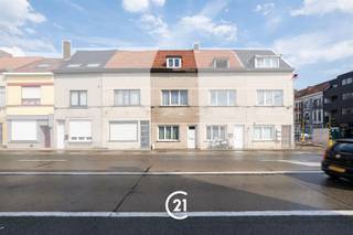 <p>Bent u op zoek naar een instapklare woning met 3 slaapkamers nabij het centrum van Gent? Dan hebben wij precies wat u zoekt!</p><p>De instapklare woning is gelegen aan de Palinghuizen in Gent, in een levendige en goed bereikbare buurt aan de rand van de Gentse binnenstad. In de nabije omgeving vindt u diverse winkels, scholen en dagelijkse voorzieningen. Ook het openbaar vervoer is uitstekend bereikbaar, met verschillende tram- en bushaltes in de omgeving. Daarnaast geniet u van een vlotte verbinding met het stadscentrum en de belangrijkste invalswegen. Ook voor wie graag fietst, is dit een interessante ligging, met het centrum van Gent en verschillende groene omgevingen op korte fietsafstand. Zo combineert deze woning een centrale ligging met een vlotte bereikbaarheid en alle nodige voorzieningen binnen handbereik.</p><p>Indeling:<br />GLV: Bij binnenkomst komt u terecht in de inkomhal, die toegang biedt tot de leefruimte. Aansluitend bevindt zich de keuken, voorzien van alle nodige voorzieningen. Daarnaast is er nog een extra ruimte die momenteel wordt gebruikt als berging.<br />1ste verdieping: Via de trap in de leefruimte bereikt u de nachthal, die toegang biedt tot een slaapkamer en de badkamer.<br />2de verdieping: Via de trap bereikt u de tweede verdieping. Hier bevindt zich een hal die toegang biedt tot twee ruime slaapkamers.<br />Daarnaast beschikt de woning over een droge kelder, ideaal als extra bergruimte.</p><p>Interesse? Contacteer ons gerust voor meer informatie of om een bezoek in te plannen.</p>