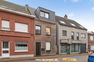 Surprisingly spacious duplex apartment with handsome, southwest oriented terrace, conveniently located near the village center of Duffel...