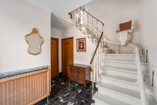 Uitzonderlijk ruime driegevelwoning met 5 slaapkamers in Roeselare. Gebouwd in '66 maar heeft wel heel wat te bieden. Zeer verzorgd en degelijk. <br />Dubbel zo groot dan een normale woning. 2 opritten en veel parking. <br />Beperkte kosten voor de slimme investeerders kunnen deze investering op korte / lange termijn financieel mogelijk maken.<br /><br /><strong>Rustig en centraal gelegen in een residentiële straat:</strong> ruime driegevelwoning op een zuidelijk georiënteerd perceel van ca. 417 m².<br /><br /><strong>Deze woning </strong>beschikt over meer dan <strong>190 m² woonoppervlakte</strong>, een ruime inkomhal, apart bureel, lichtrijke L-vormige leefruimte met parket en haard, vernieuwde recent vernieuwde keuken met zithoek, berging/wasplaats en garage.<br />Op de eerste verdieping bevinden zich vijf ruime slaapkamers, een dressing en een badkamer die renovatie vraagt.<br />Verder zijn er een zeer grote zolder, kelder, garage en extra oprit naast de woning.<br /><br />De<strong> discrete zuidgerichte tuin</strong> met grasperk en tuinhuis biedt volop privacy en zon.<br /><br /><strong>Troeven:<br />- </strong>EPC-label C, dubbele beglazing<br />- Deels recent vernieuwde pvc-ramen<br />- Duurzame parketvloer <br />- Asbestdak kan wachten tot later<br />- 5 slpk | bureel | kelder | berging | grote zolder<br />- Nieuwe keuken <br />- 190m2 wonen is uniek in Roeselare !<br />- Sterke woning met beperkte kosten &amp; mogelijkheden voor later<br />- Badkamer, elektriciteit en verwarming is een werkpunt<br /><br />Ideaal voor gezinnen, thuiswerkers en wie op zoek is naar een woning met potentieel.<br /><br />Benieuwd naar deze unieke woning? Contacteer Domicill Vastgoed vandaag nog en plan uw bezoek in!  <br />Van harte welkom. 