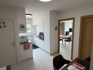 <h1><span>Gelijkvloerse woning met inkomhall; afzonderlijk w.c.; living met cassette; ingerichte keuken met afwasbak, oven, kookplaat, dampkap, frigo, vaatwas en kasten; koele berging; wasplaats; 3 slaapkamers waarvan 2 met ingemaakte kast; badkamer met douche, W.C. en lavabo.</span></h1><h1><span>Garage</span></h1><p><span>Afgesloten tuin met tuinberging</span></p>