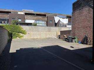 Op zoek naar een renovatieproject op 318m² met commerciële troeven of woongelegenheden op een toplocatie. Deze woning omvat op het gelijkvloers een ruime parking-binnenkoer, een studio alsook traphal naar app op de eerste verdieping.Het appartement op de verdieping omvat een living, keuken, terras, 1 slaapkamer, badkamer en berging. Via luik in de keuken is de ruime zolder met mogelijkheden bereikbaar.Gelegen in het historische centrum van Mechelen, op wandelafstand van winkels, horeca en het openbaar vervoer, biedt dit pand tal van opties voor gezinnen, zelfstandigen of investeerders. De unieke combinatie van woon- en werkruimte maakt deze woning bijzonder veelzijdig.