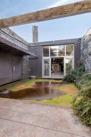 Uitzonderlijke loft met atelier te koop nabij centrum Waregem.Dit pand werd in 2008 volledig gerenoveerd en omgebouwd tot deze prachtige loft.De loft...