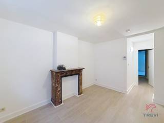 BRUSSEL: Vlakbij het Marie-Louiseplein en het Ambiorixplein, gerenoveerd appartement met 1 slaapkamer van ±35m².In de kelder zonder lift:- Woonkamer...