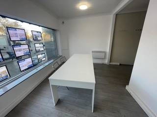 Dit handelspand ligt op een goed bereikbare plaats dichtbij het centrum van Oostende, er is veel parkeermogelijkheid in de buurt. Het pand...