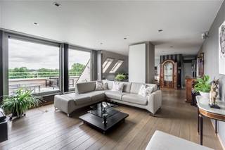 LUXUEUS DAKAPPARTEMENT MET 2 SLAAPKAMERS, TERRAS EN GARAGEBOX (+ € 29.000) Dit instapklaar dakappartement verwelkomt je met een prachtige, lichtrijke...