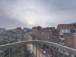 SCHAERBEEK: Vlakbij het Jubelpark en het Plaskyplein, appartement met 3 slaapkamers ±121m² in een recent gebouw.Op de 5e verdieping met lift:-...
