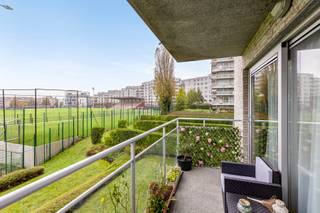 Residence Collins House - Ready to move in apartment with a surface of +/-105m2 located within walking distance of a park. The apartment consists of an entrance hall, separate toilet, storage room with washing machine and dryer, shower room, spacious living room, open kitchen with access to south-east facing terrace (+/-9.30m2), bedroom 1 ( +/-10m2) with access to the second terrace and bedroom 2 (+/-12m2) with adjoining bathroom. Parkings space in the garage (25,000€ - purchase obligatory). The apartment is rented at 800€ + 85€ common charges. Very pleasant and spacious property in good condition, with communal bicycle storage, located near public transport, shops, schools and main roads. Absolutely recommended!