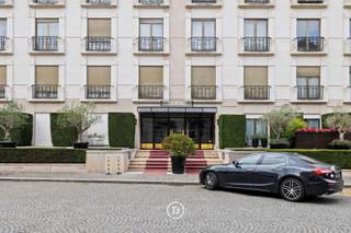 Are you looking for a stylish home in an exclusive location where peace, privacy, and comfort come together? Then this stunning apartment on the second floor of a prestigious building on the sought-after Square Milliardaire may be exactly what you’re looking for.<br /><br />This secure, residential street is accessible only to residents and their guests, offering total tranquility just a short walk from the lush greenery of the Bois de la Cambre — a rare combination in Brussels.<br /><br />The apartment welcomes you with a spacious entrance hall featuring built-in wardrobes. The bright living room, with its large windows, offers an open view of the peaceful square and forms the heart of the home. Adjacent is a fully equipped kitchen with high-quality appliances. There is also a separate laundry/storage room.<br /><br />The master bedroom comes with custom-made wardrobes and a luxurious ensuite bathroom with bathtub, double sink, and toilet. The second bedroom has its own shower room with sink — ideal for children or guests. A separate guest toilet completes the layout.<br /><br />Obligatory purchase of a spacious underground parking space: €65,000<br /><br />Additional highlight: the shared wellness area in the building.