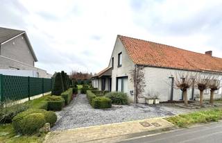 Deze woning met tuin & oprit geniet een centrale ligging te Oostrozebeke.Indeling:Gelijkvloers:– inkomhal– apart toilet– leefruimte met zitplaats–...